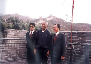 Mandra, President of the African National Congress of South Africa, visited the Great Wall at Badaling on October 6, 1992.